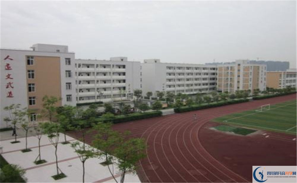 郫縣一中在校學(xué)生總?cè)藬?shù)是多少？