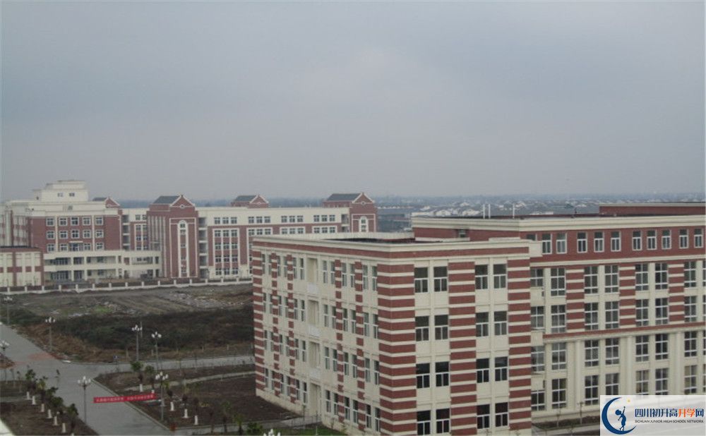 四川師范大學(xué)附屬第三實(shí)驗(yàn)中學(xué)今年的學(xué)費(fèi)怎么收??？