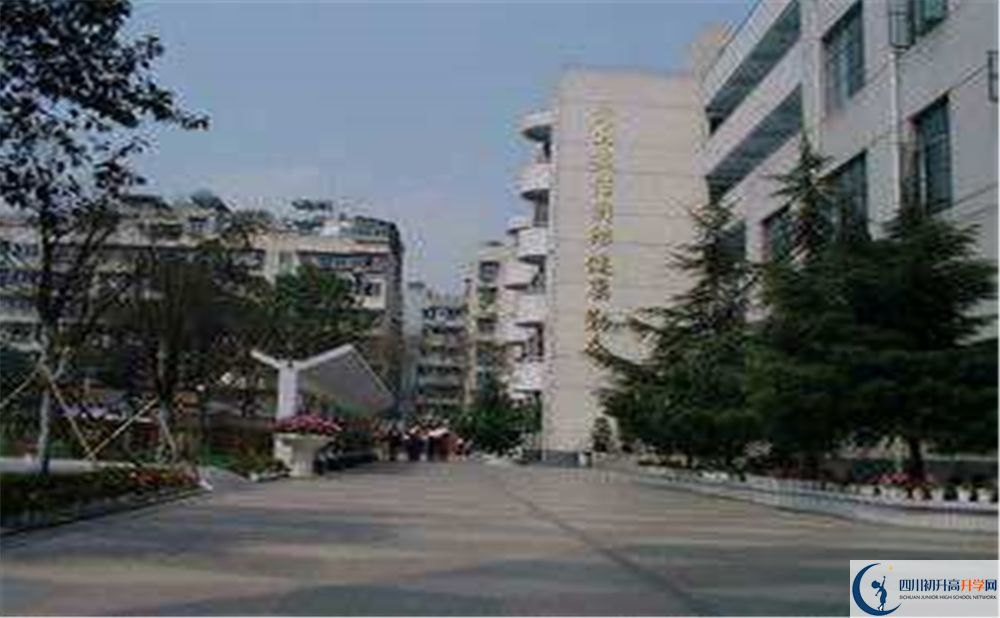 成都市第十七中學(xué)校2020年學(xué)校收費(fèi)是多少錢(qián)？